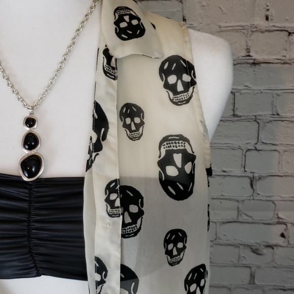 💀Fun and Flirt💀 Sleeveless Skull Blouse - Picture 2 of 5
